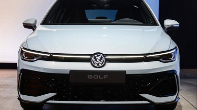 Это Volkswagen Golf 2024. Много живых фото кузова и салона с закрытой презентации новинки